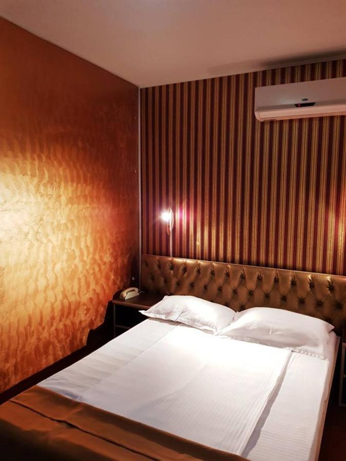Asia Hotel Târgu Jiu Buitenkant foto