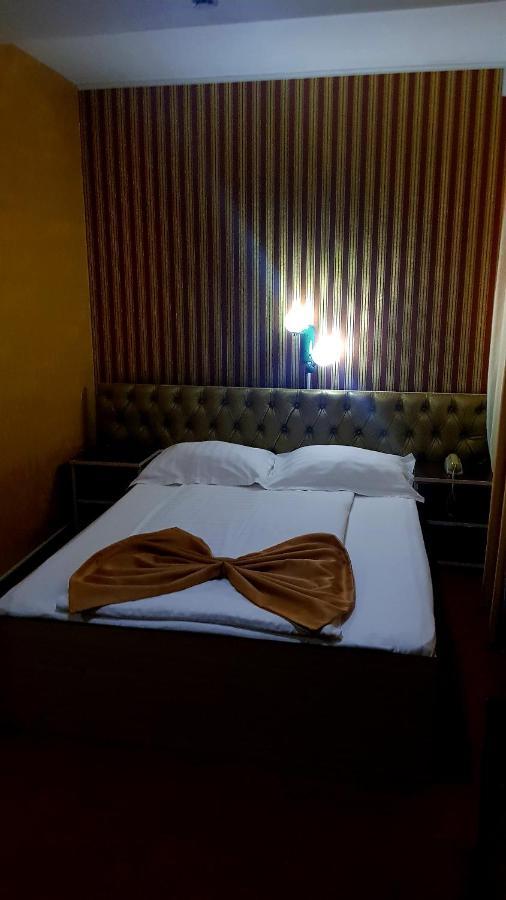 Asia Hotel Târgu Jiu Buitenkant foto